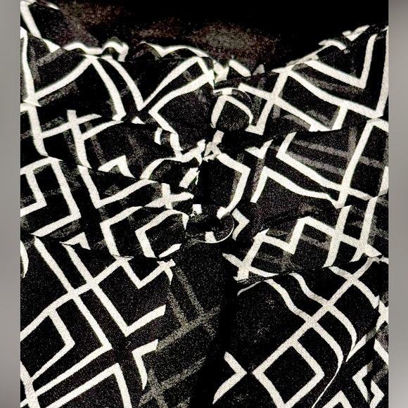 NWT JOIE
Leikyn B Black & White Ruffle Draped Silk Halter Top - Size Smallll - Picture 9 of 13